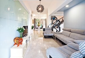 Phòng khách được đưa vào vị trí mới rộng hơn, sử dụng mảng màu xám để nhấn